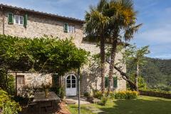 Belle maison en pierre avec joli jardin et pergola