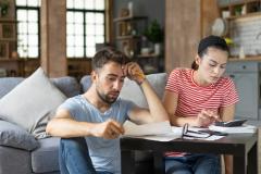 Un couple calcule sa capacité d'emprunt à la maison