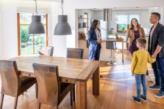 Une famille visite un bien immobilier