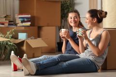 deux jeunes femmes qui viennent d'emménager