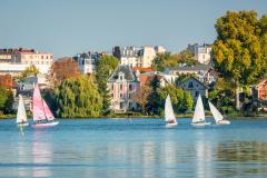 Bateaux à voile sur le lac d’Enghien les Bains près de Paris, France