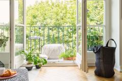 Vue sur un balcon depuis l'intérieur d'un appartement