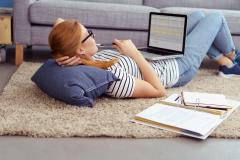 Jeune femme allongée au sol dans son appartement