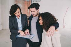 un couple avec agent immo