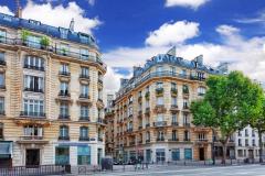 Vue sur la ville de Paris et son ciel bleu