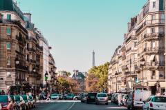 rue de Paris avec vue sur la tour Eiffel