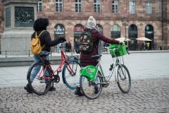 Deux femmes avec leur vélo à Strasbourg