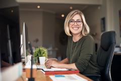 Femme heureuse au bureau