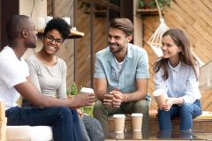 Jeunes personnes discutent autour d'un café