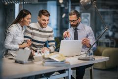 Un agent immobilier et deux clients heureux. 