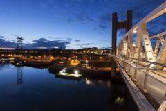 Pont de Recouvrance à Brest, à la tombée de la nuit. 