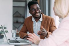 Un banquier parle à sa cliente qui souhaite contracter un crédit immobilier. 