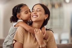 Une maman et sa petite fille dans le salon. 