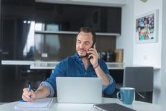 homme télétravaille depuis sa table de cuisine 