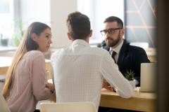 un homme et une femme devant le notaire signent un compromis de vente