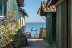 Vue sur la mer entre deux maisons à Arcachon. 