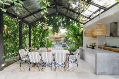 Vue sur cuisine extérieure sous une pergola