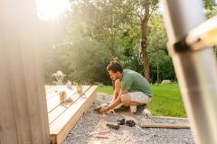 homme en train de visser sa terrasse en bois