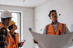 Groupe d'experts vérifiant les travaux de rénovation énergétique