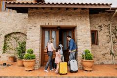 Pour sécuriser la location saisonnière, il est indispensable de rédiger un contrat de location saisonnière conforme à la réglementation. © FG Trade - Getty images