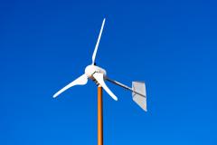 Petite éolienne et ciel bleu