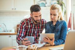 Couple étudie sa capacité à investir dans une chambre de bonne