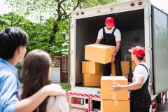 Des déménageurs remplissent un camion