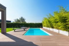 Piscine individuelle et beau ciel bleu. 
