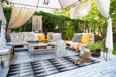 Terrasse avec salon aménagée dans un style bohème