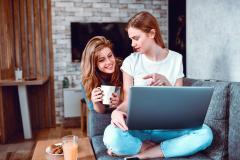 Deux amies se renseignent sur les APL en colocation