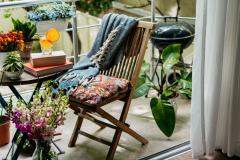 petit balcon avec plantes, table, chaise et barbecue