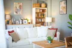 Salon lumineux et canape blanc.