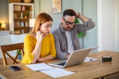 Couple dépité devant le montant des frais liés à la vente de leur maison