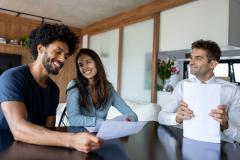 Couple qui fait appel à un courtier immobilier