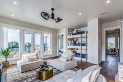 Salon d'une maison de vacances chaleureux avec lits superposés dans le mur