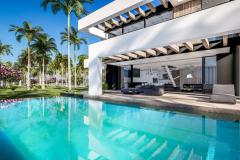 Vue sur villa de luxe avec piscine