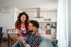 couple regarde s'il peut vendre son logement plus cher parce qu'il a la clim