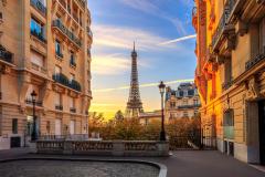 Ville de Paris avec la Tour Eiffel entre deux immeubles parisiens.