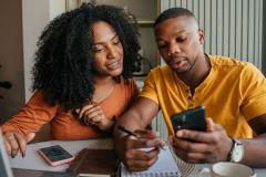 Le PEL combine une épargne réglementée à rendement garanti avec l’accès à un prêt immobilier à taux préférentiel. © Drs Producoes - Getty images