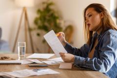 Depuis la réforme entrée en vigueur le 1er juillet 2025, en cas de loyers impayés, un nouveau dispositif permet aux commissaires de justice de procéder directement à une saisie de loyer sur salaire. © fotostorm - Getty images