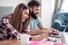 couple calculant les frais de leur déménagement