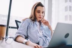 Jeune femme se renseigne sur les salaires perçus par les agents immo