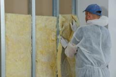 Pour bénéficier des aides à la rénovation, l’isolation de votre maison doit être réalisée par un artisan RGE. © Liudmila Chernetska – Getty Images