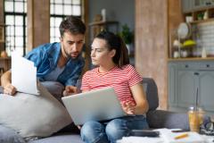 couple-examine-le-devis-payant-de-l-artisan