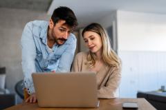 couple s'informe sur internet sur le paiement de la taxe foncière