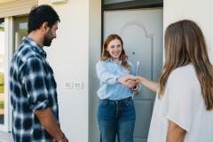 Choisir de vendre seul ou avec une agence : l’une des étapes clés de la vente de votre maison. © FilippoBacci - Getty Images