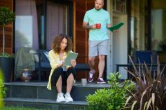 Couple sur le perron de sa maison s'interroge sur l'abus de droit et la servitude