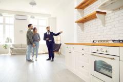 N’oubliez pas que votre crédibilité se joue dès les premiers échanges lors d'une visite immobilière.©️Getty Images