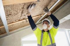 L'isolation de la toiture fait partie des travaux éligibles à MaPrimeRénov' 2026 dans le parcours par geste et les rénovations d'ampleur. © SrdjanPav - Getty images