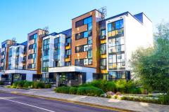 Immeubles en enfilade et ciel bleu. 